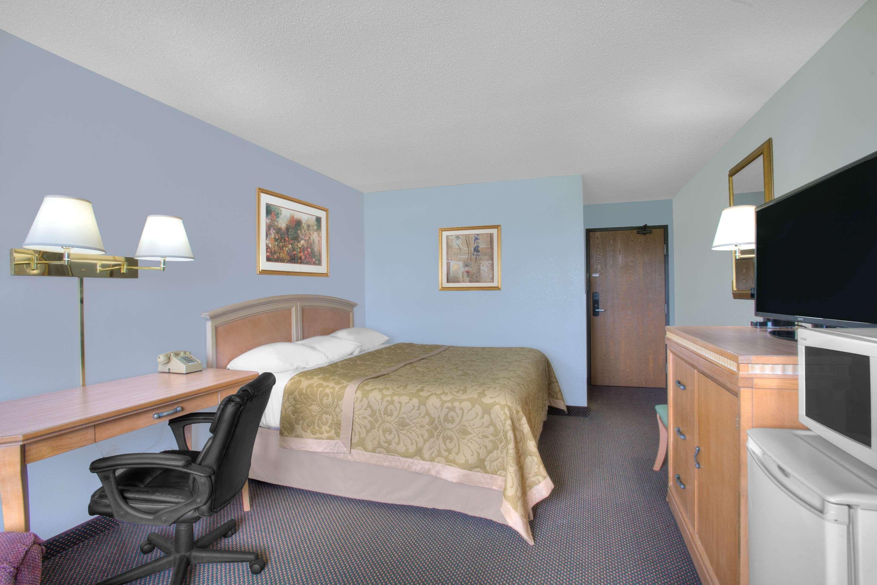 Super 8 By Wyndham Augusta Hotel Exterior photo
