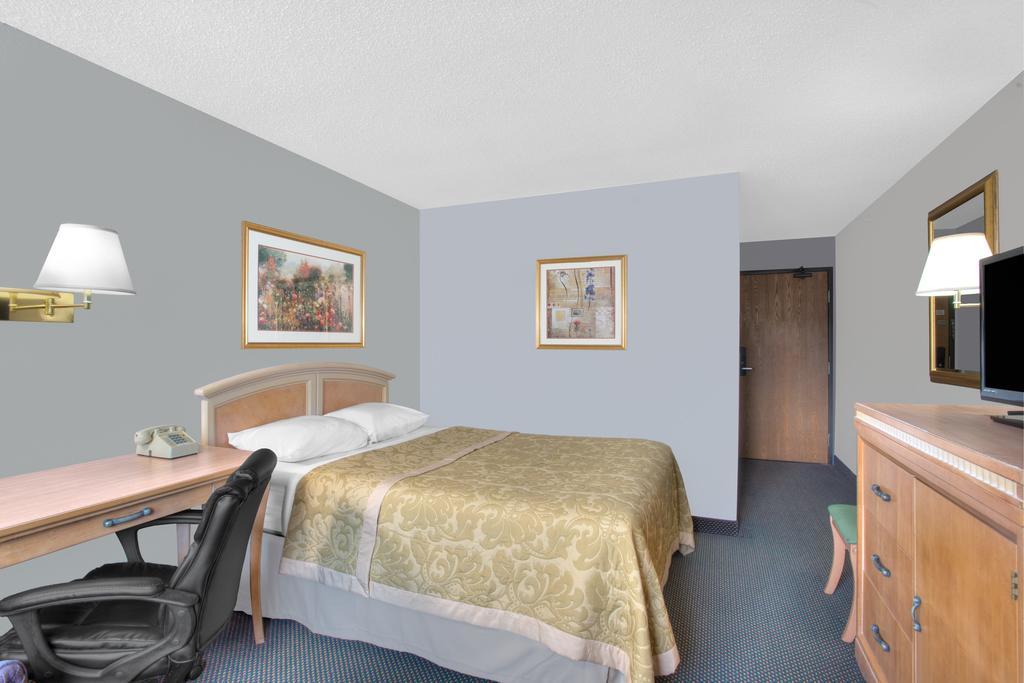 Super 8 By Wyndham Augusta Hotel Exterior photo